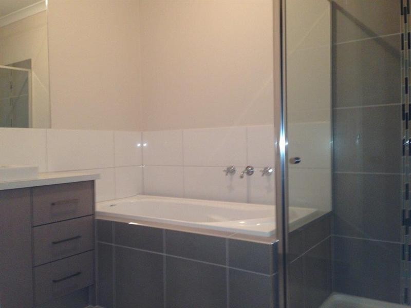 4/4 Fermont Avenue, Craigieburn VIC 3064