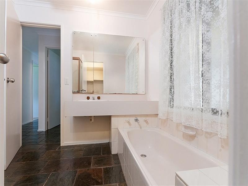 4 Axminster Drive, Craigieburn VIC 3064