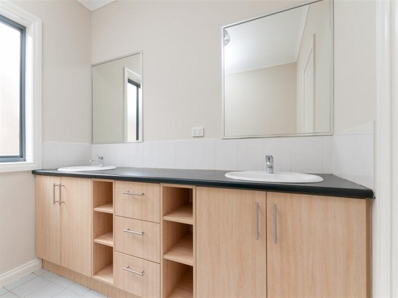 9 St Cloud Green, Craigieburn VIC 3064
