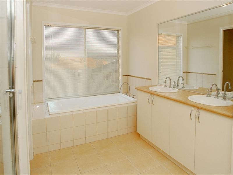 5 Greenhill Place, Craigieburn VIC 3064