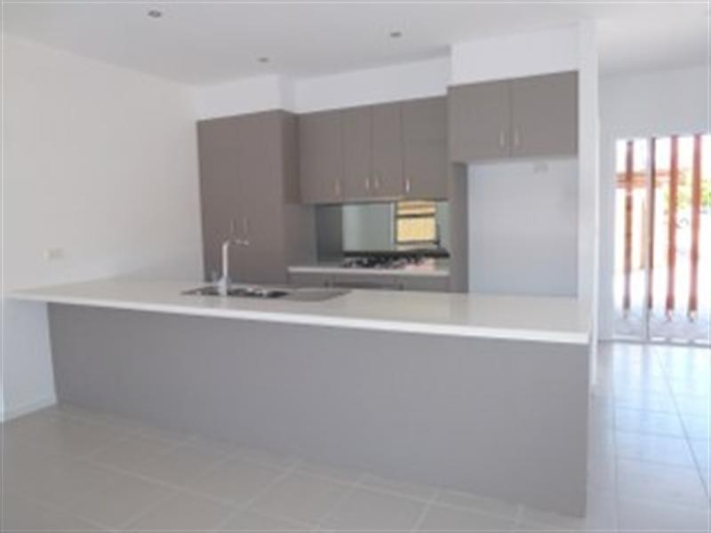 2/12 Metropolitan Avenue, Craigieburn VIC 3064