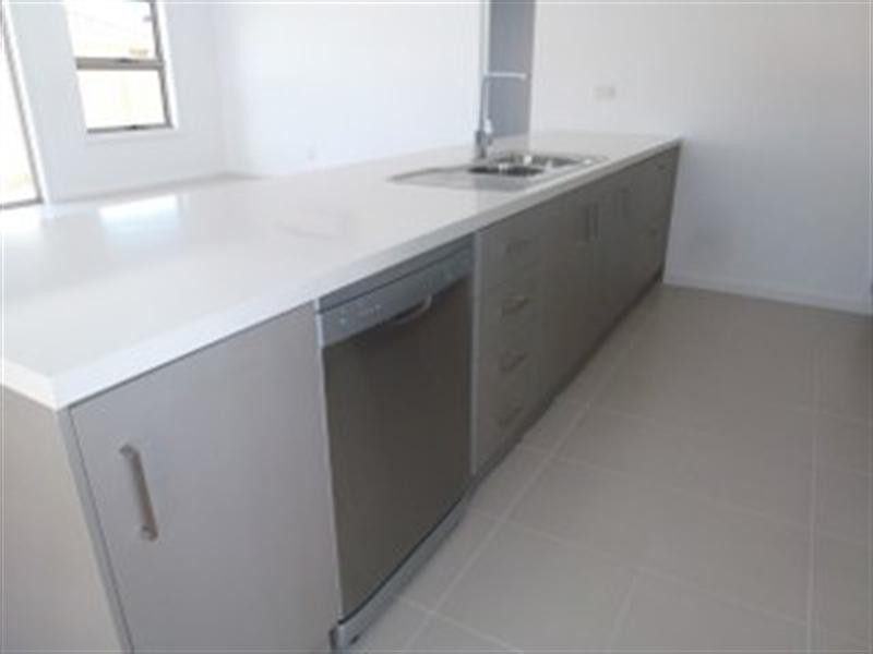 2/12 Metropolitan Avenue, Craigieburn VIC 3064