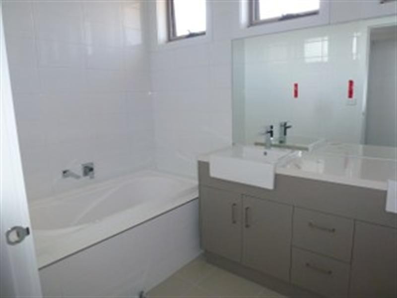 2/12 Metropolitan Avenue, Craigieburn VIC 3064