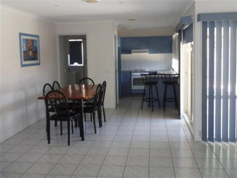 2/4 Amesbury Avenue, Craigieburn VIC 3064