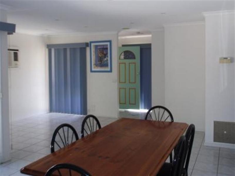 2/4 Amesbury Avenue, Craigieburn VIC 3064