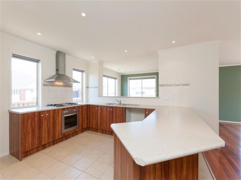 8 Strathallan Grove, Craigieburn VIC 3064
