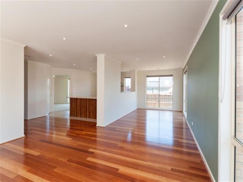 8 Strathallan Grove, Craigieburn VIC 3064