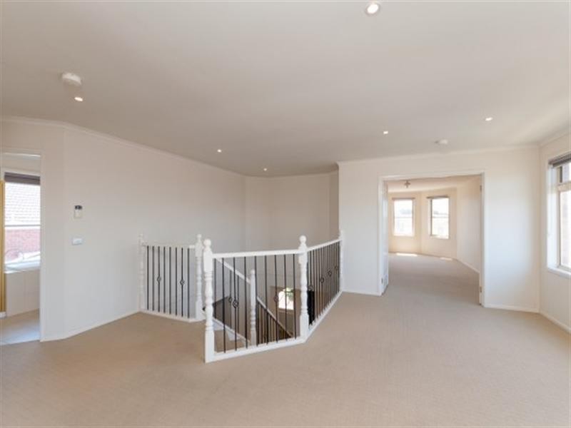 8 Strathallan Grove, Craigieburn VIC 3064