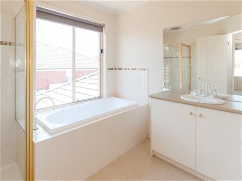 8 Strathallan Grove, Craigieburn VIC 3064