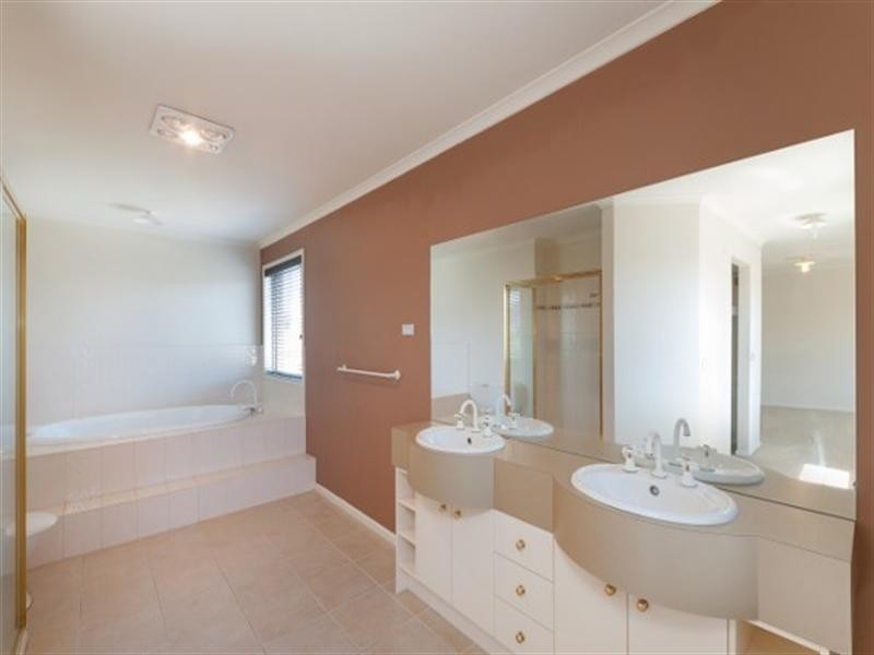 8 Strathallan Grove, Craigieburn VIC 3064