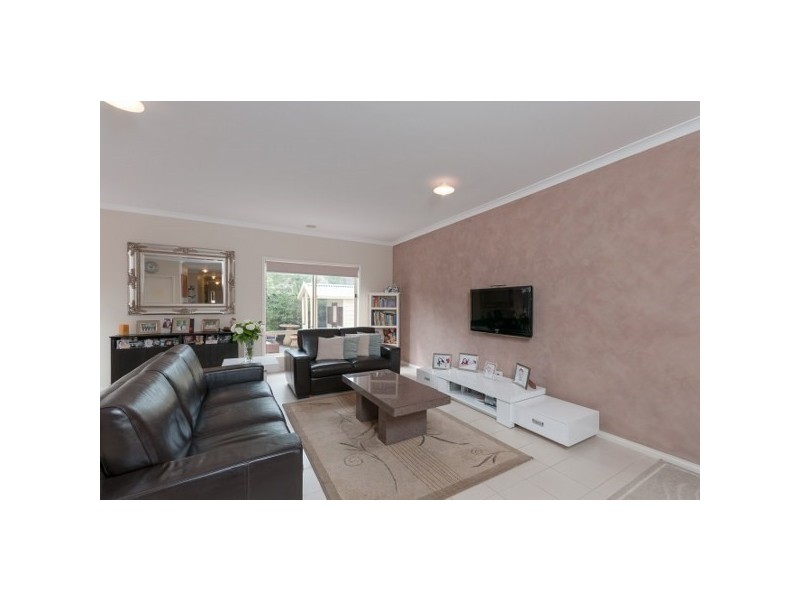 15 Cheltenham Close, Craigieburn VIC 3064