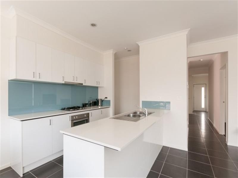 8 Clarendon Avenue, Craigieburn VIC 3064