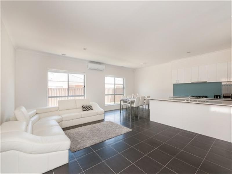 8 Clarendon Avenue, Craigieburn VIC 3064