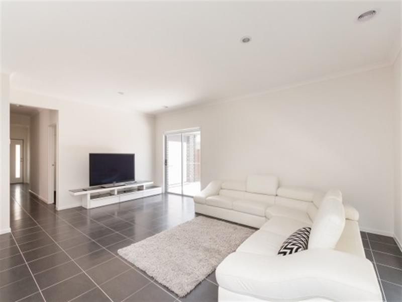 8 Clarendon Avenue, Craigieburn VIC 3064