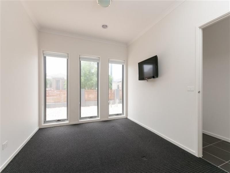 8 Clarendon Avenue, Craigieburn VIC 3064