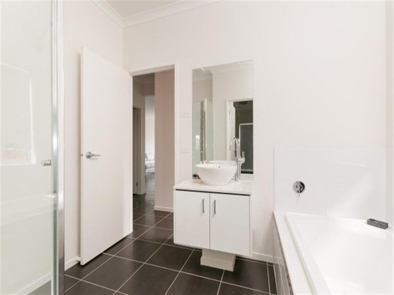8 Clarendon Avenue, Craigieburn VIC 3064