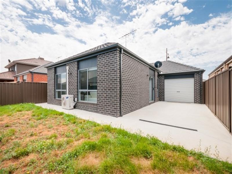8 Clarendon Avenue, Craigieburn VIC 3064