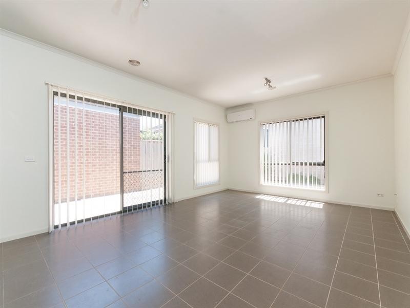28 Hoxton Crescent, Craigieburn VIC 3064