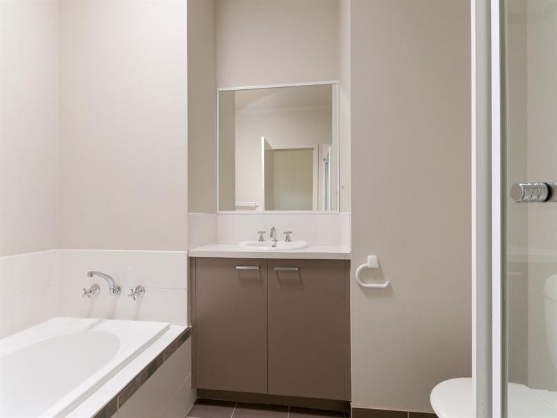 28 Hoxton Crescent, Craigieburn VIC 3064