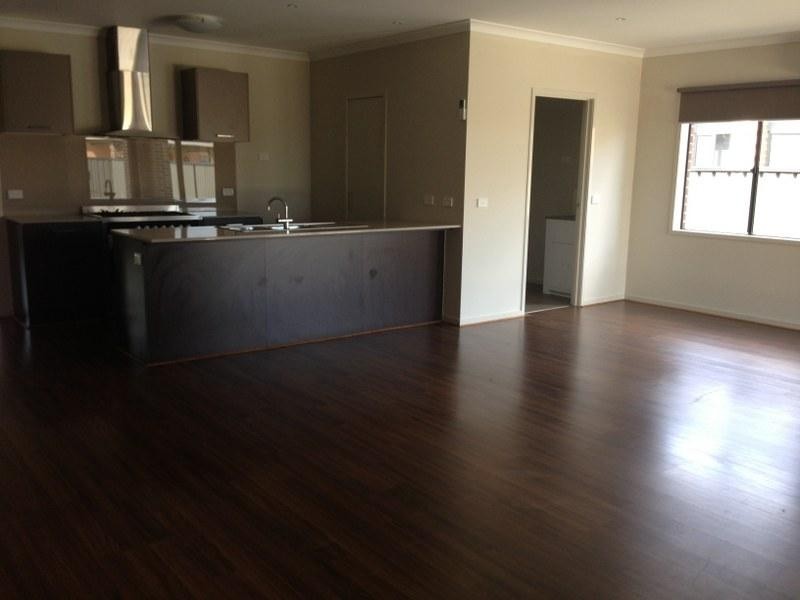 18 Birdswood Crescent, Craigieburn VIC 3064