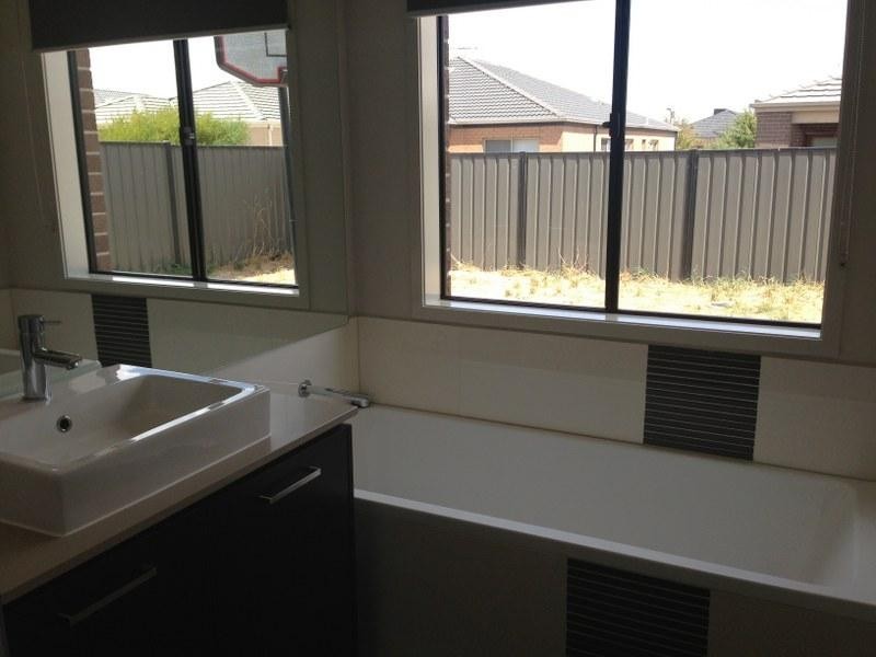 18 Birdswood Crescent, Craigieburn VIC 3064