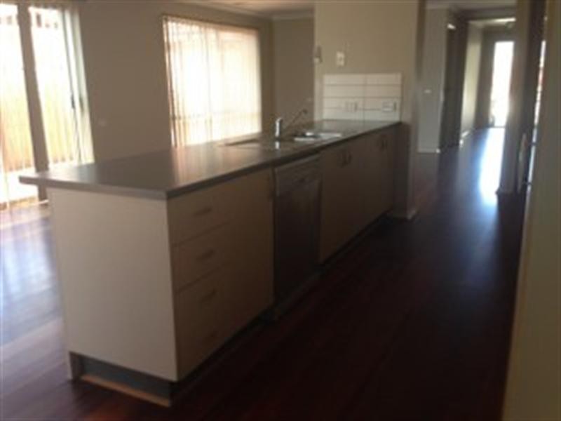 17 Millstream Pass, Craigieburn VIC 3064