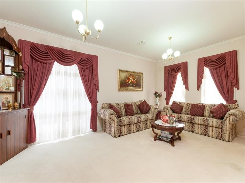 21 McKinley Drive, Roxburgh Park VIC 3064