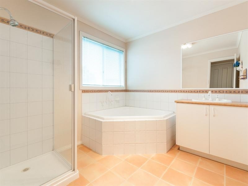 21 McKinley Drive, Roxburgh Park VIC 3064
