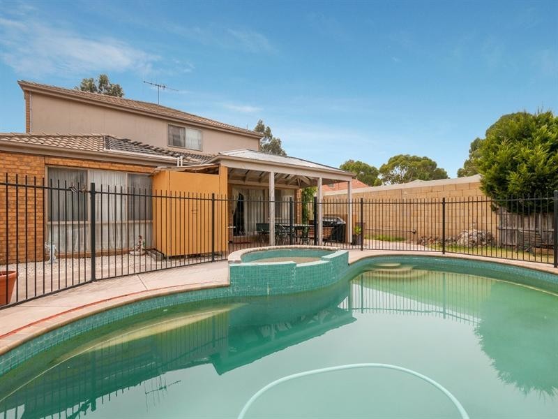 21 McKinley Drive, Roxburgh Park VIC 3064