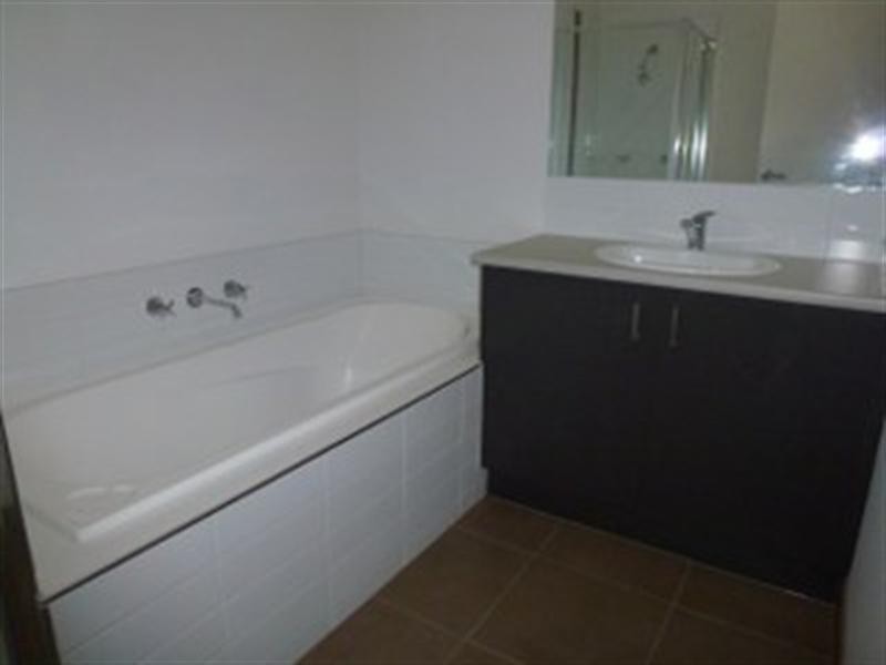 35 Kirkstead Grove, Craigieburn VIC 3064