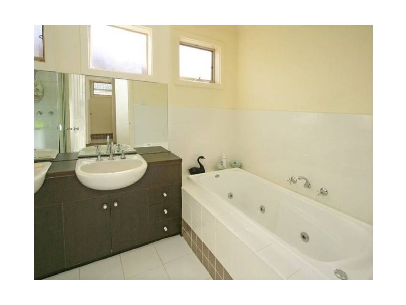 5 Astley Walk, Roxburgh Park VIC 3064