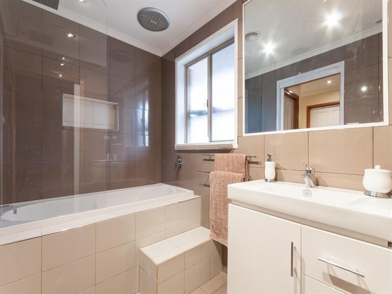 1 Amesbury Avenue, Craigieburn VIC 3064