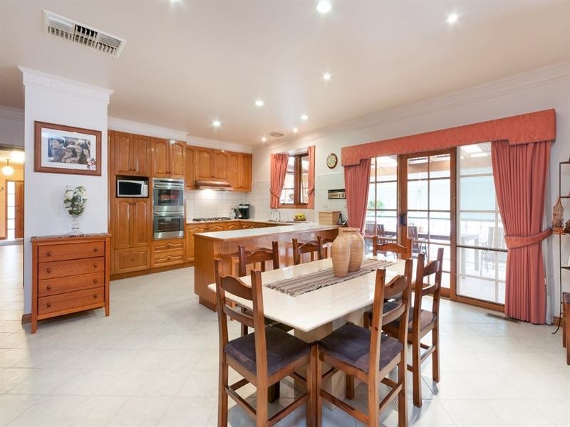 19 Simmington Circuit, Greenvale VIC 3059