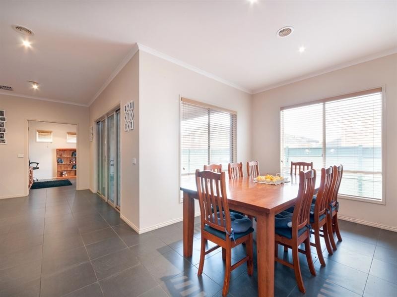 124 Malcolm Creek Parade, Craigieburn VIC 3064