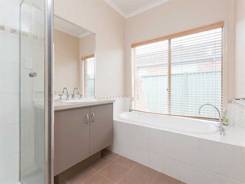 124 Malcolm Creek Parade, Craigieburn VIC 3064