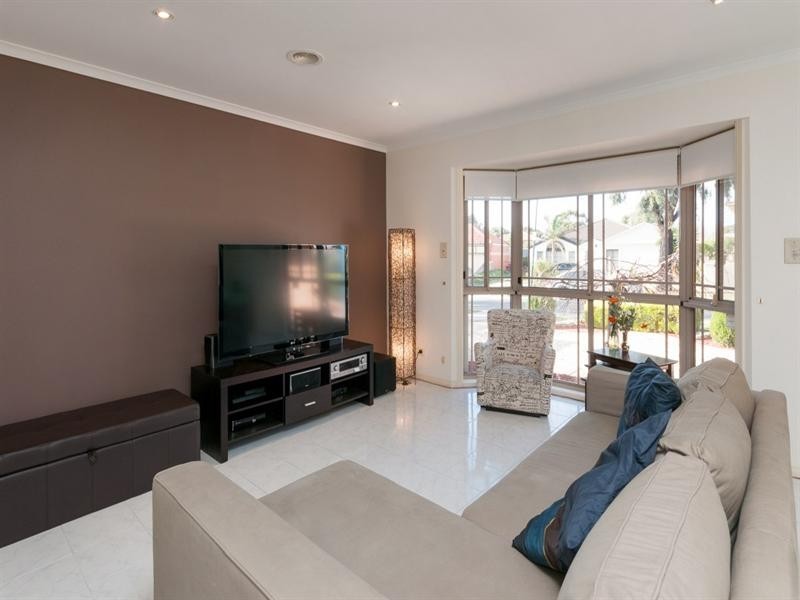 3 Almands Avenue, Roxburgh Park VIC 3064