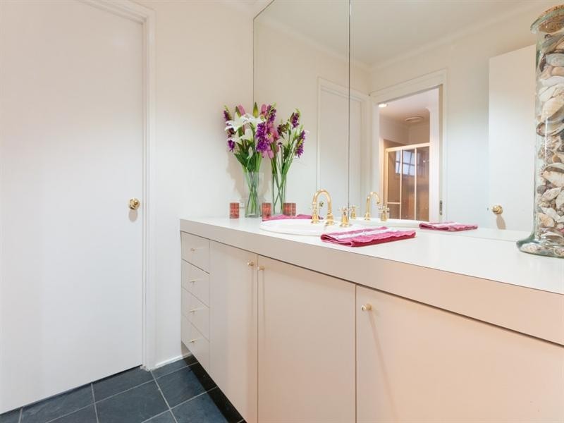 8 Kingston Heath Court, Craigieburn VIC 3064