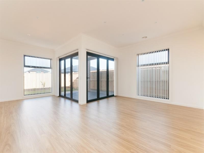 27 Daybreak Vista, Mickleham VIC 3064