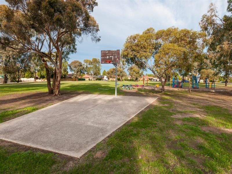 10 Whitley Crescent, Craigieburn VIC 3064