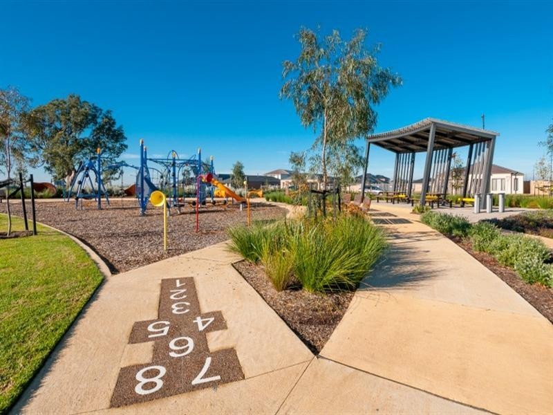 27 Daybreak Vista, Mickleham VIC 3064