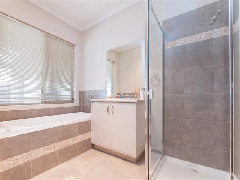 1 White Cedar Place, Craigieburn VIC 3064