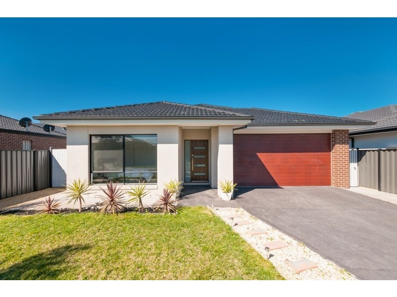 18 Beveridge Drive, Roxburgh Park VIC 3064