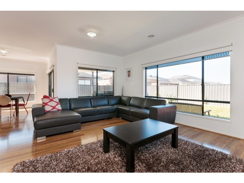 18 Beveridge Drive, Roxburgh Park VIC 3064