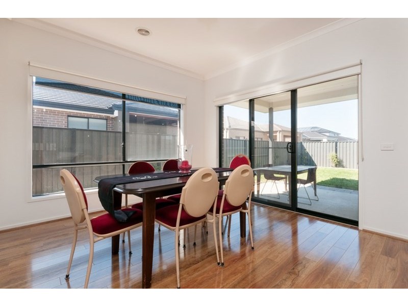 18 Beveridge Drive, Roxburgh Park VIC 3064