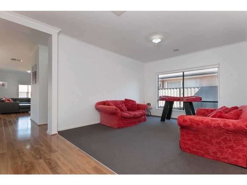 18 Beveridge Drive, Roxburgh Park VIC 3064