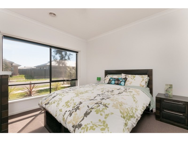 18 Beveridge Drive, Roxburgh Park VIC 3064