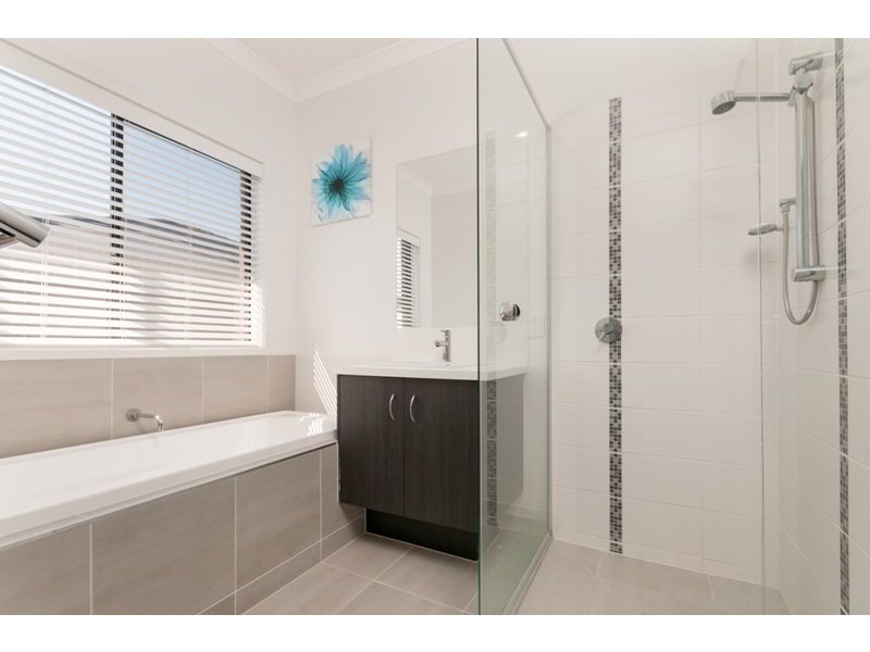 18 Beveridge Drive, Roxburgh Park VIC 3064