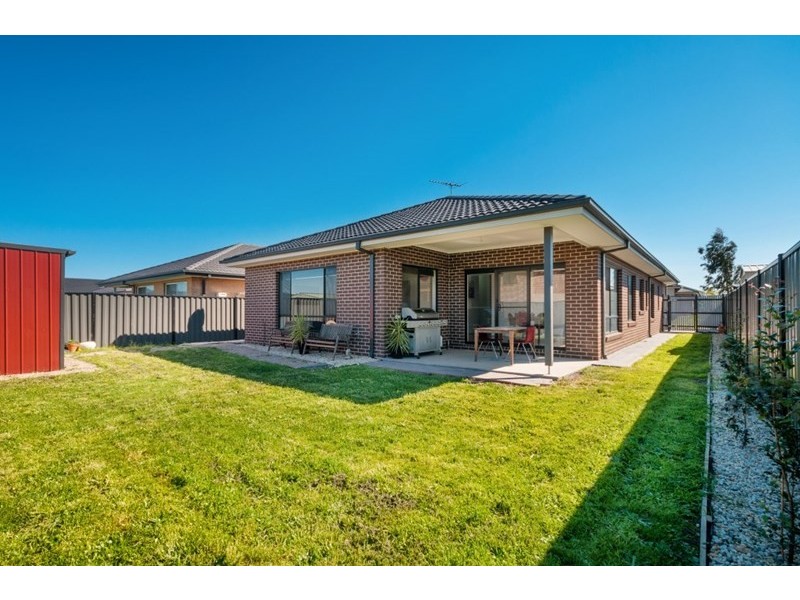 18 Beveridge Drive, Roxburgh Park VIC 3064
