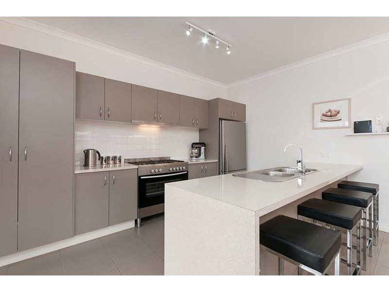 10 Clarendon Avenue, Craigieburn VIC 3064