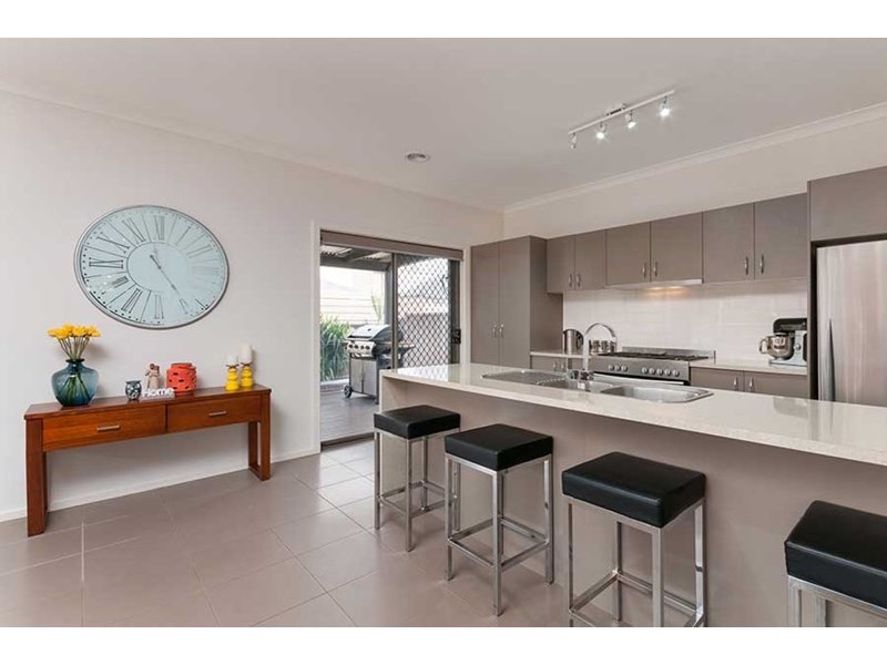 10 Clarendon Avenue, Craigieburn VIC 3064